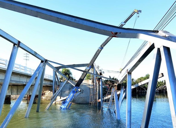 A bridge being demolished in Lingayen, Pangasinan, collapses, hurting four workers. (PHOTO BY RAY ZAMBRANO / INQUIRER NORTHERN LUZON)