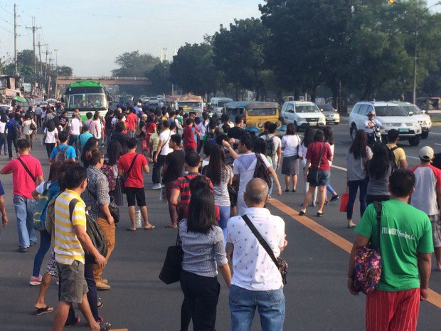 Stranded commuters in a transport strike (INQUIRER FILE PHOTO)