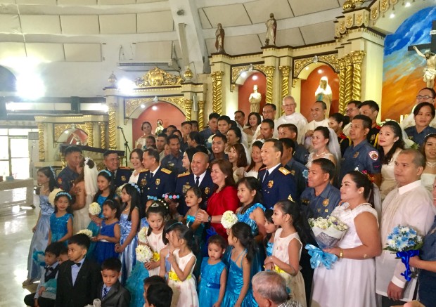 PNP chief Director General Ronald dela Rosa and other top police officials pose for  picture with 21 policemen and their spouses who got married in a mass wedding in Camp Crame on Valentine's Day, Tuesday. JULLIANE LOVE DE JESUS
