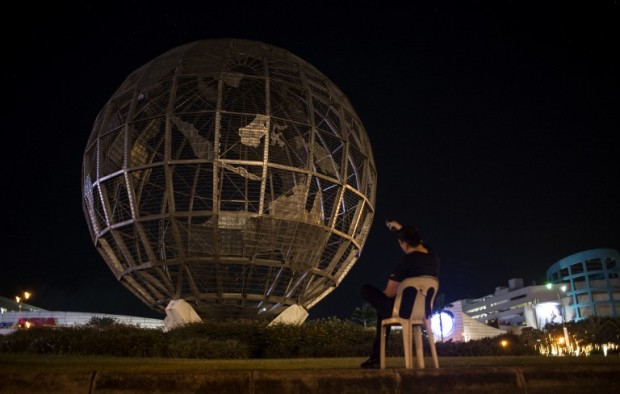 This image shows the globe in front of a mall during the Earth Hour environmental campaign in Manila on March 25, 2017. / AFP PHOTO / NOEL CELIS