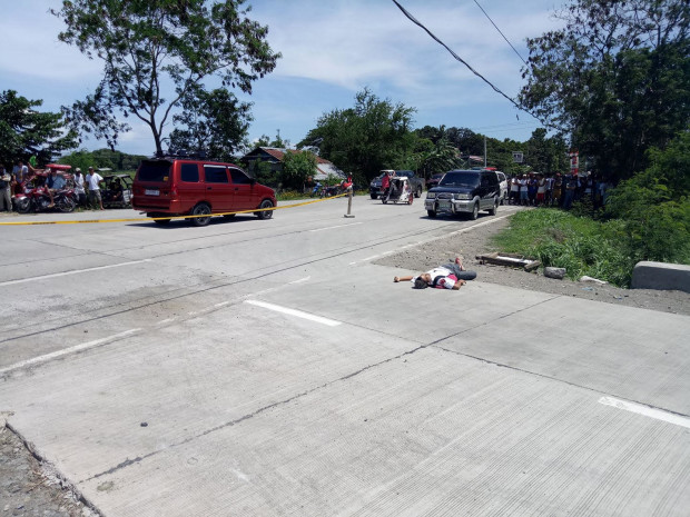 One of two drug suspects lies dead following a shootout with cops in Zarraga, Iloilo on April 8, 2017 during a drug buy-bust.  (Photo courtesy of RMN Iloilo)
