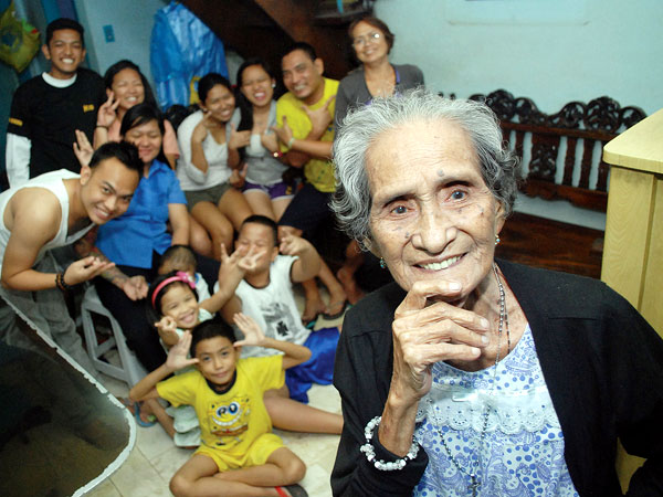 Felipa Kabigting, who was 102 years old at the time this photograph was taken in 2013, is among the dozens of Filipinos who have lived past a century on record. (PHOTO BY ARNOLD ALMACEN / INQUIRER)