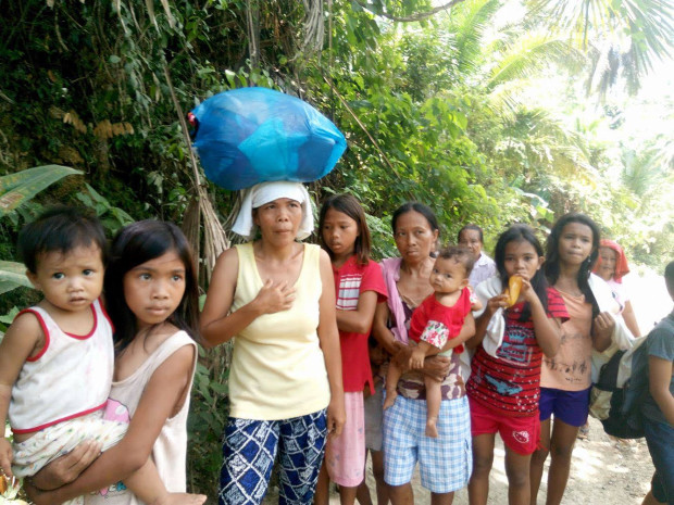 Residents of Barangay Napo in Inabanga town, Bohol flee their homes to avoid getting hit in the crossfire between government troopers and armed groups. -Leo Udtohan, INQ