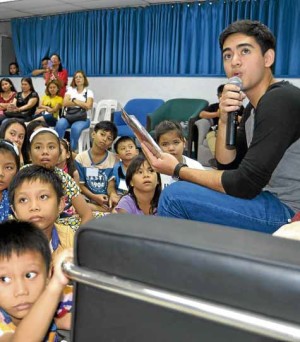 GUEST READER First-time storyteller andGMA7 actor Yasser Marta reads “Ang Prinsesang Ayaw Matulog” during the Inquirer Read-Along. —ROMY HOMILLADA