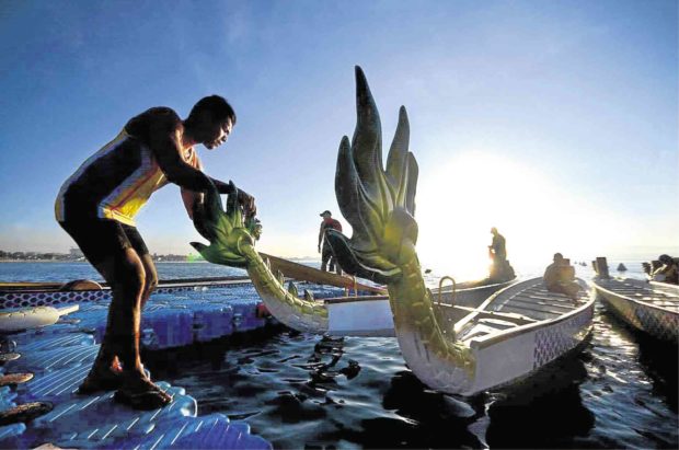 A participant prepares his boat for a race during the Kadayawan Dragon Boat competition that was part of the Davao City festival. —ARJOY M. CENIZA