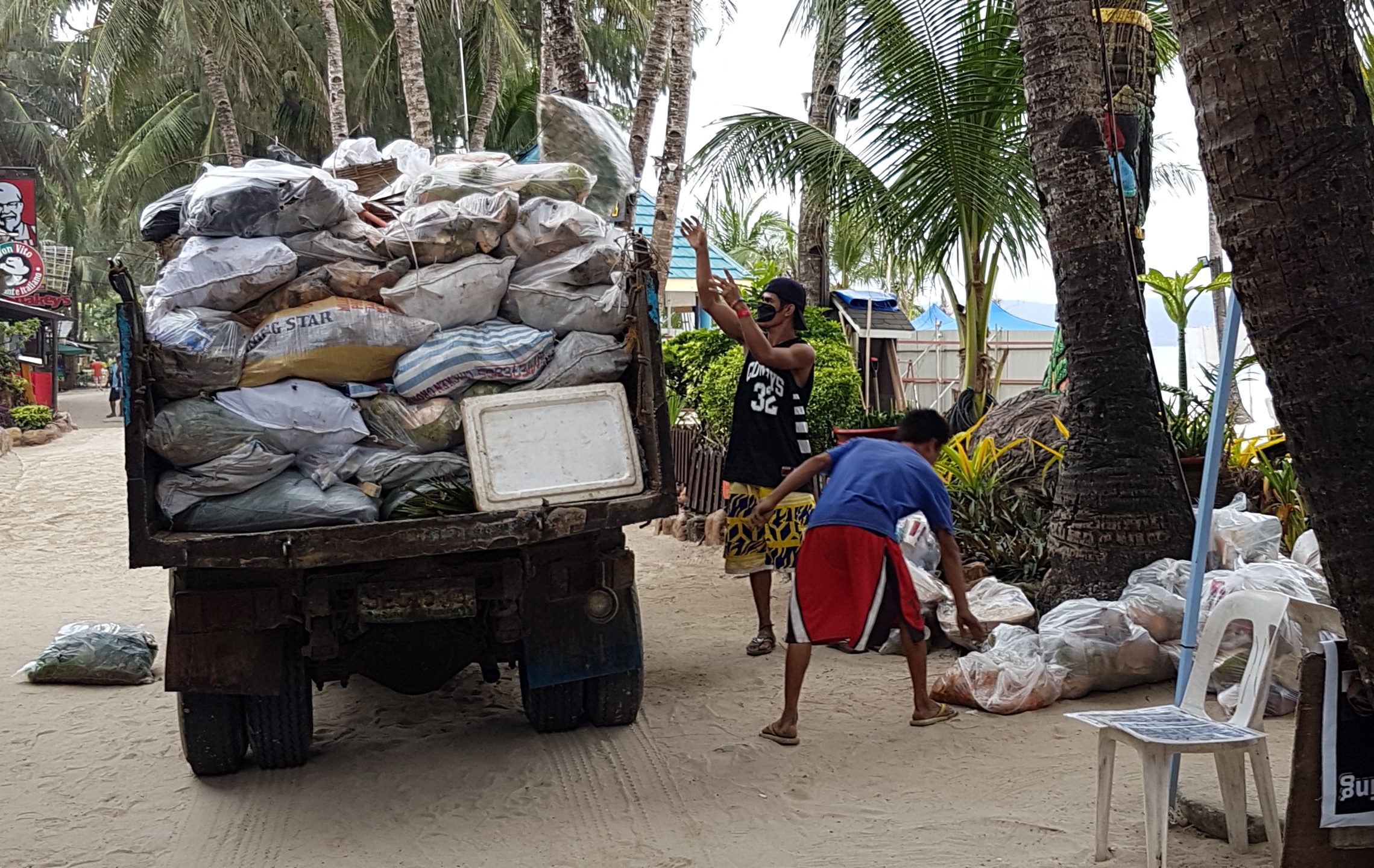 Mmda Collects Over Trucks Of Garbage From Esteros In A Week