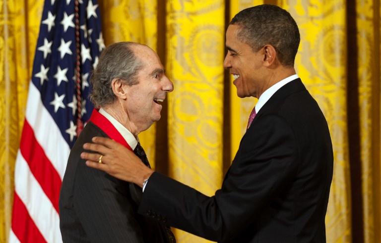 US President Barack Obama (R) presents the National Humanities Medal to Novelist Philip Roth during a ceremony at the White House in Washington, DC, March 2, 2011.      AFP Photo/Jim WATSON / AFP PHOTO / JIM WATSON