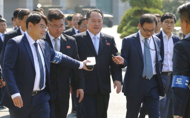 Senior N. Korean official chastises S. Korean reporter
