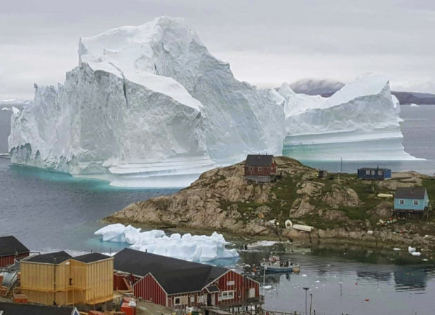 Six-kilometer long iceberg breaks off from Greenland glacier