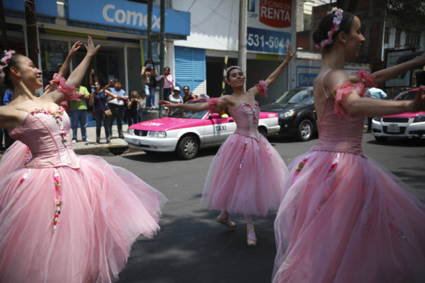 LOOK: Ballet to cure the Mexico City traffic blues