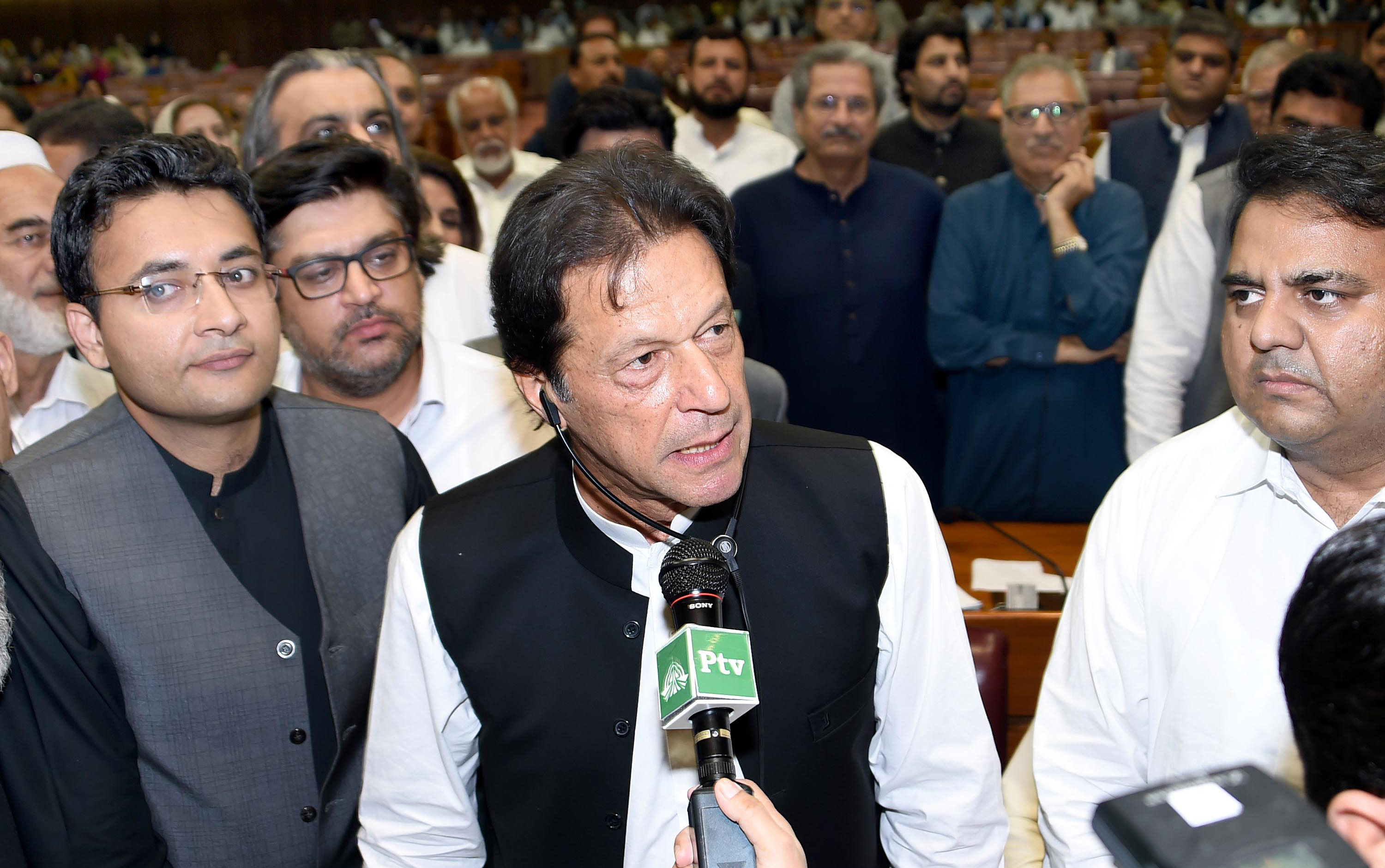 Pakistan's Imran Khan sworn in as prime minister