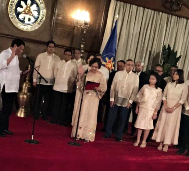 Duterte meets Chief Justice De Castro in Malacañang for oath-taking