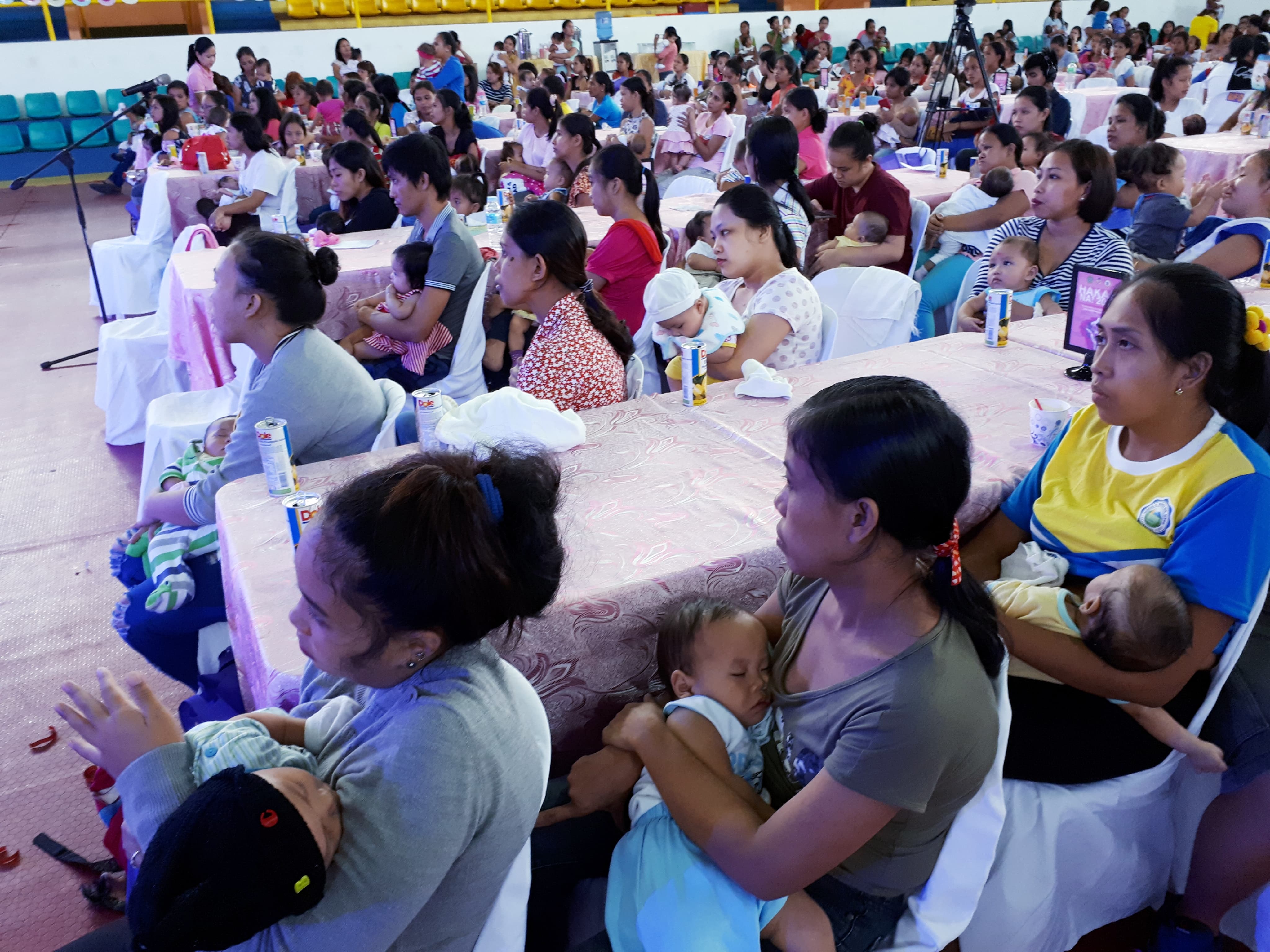 500 mothers simultaneously breastfeed babies in Albay event