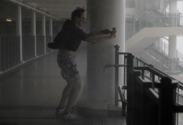 Man in HK takes photo as Mangkhut hits