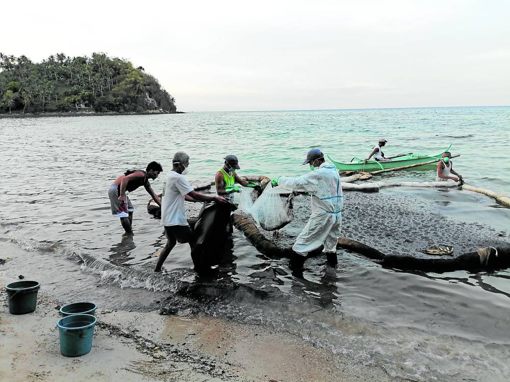 Mimaropa Cops Give Over P Million To Oil Spill Affected Mindoro