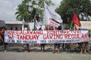 MEMBERS of the Tanggulan Ugnayan Daluyong ng Lakas-Anakpawis ng Tanduay Distillers Inc. (Tudla) stand their ground on the picket line in front of the Asia Brewery compound in Barangay Sala, Cabuyao City, Laguna province. PHOTO COURTESY OF PAGKAKAISA NG MANGGAGAWA SA TIMOG KATAGALUGAN