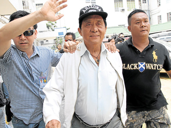 CAUGHT IN THE ACT. Former Batangas Gov. Antonio Leviste is escorted by NBI agents to the Department of Justice for inquest for evasion of service of sentence. NIÑO JESUS ORBETA