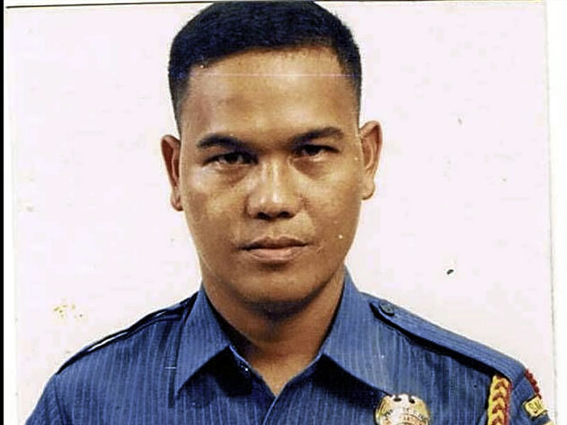 Cop who saved kids from hostage-taker in Pampanga awarded for courage ...