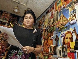 APPALED.  Imelda Marcos, who built the Cultural Center of the Philippines when she was first lady in the 1970s to showcase Filipino culture and arts, reads her statement of disgust over the controversial and “blasphemous” CCP art exhibit, which she viewed on Monday.  INQUIRER PHOTO