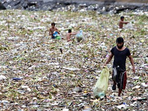 BOUNTY OF THE BAY. Scavengers scour the heap of garbage washed ashore the Manila Bay in Roxas Boulevard Manila. INQUIRER FILE PHOTO