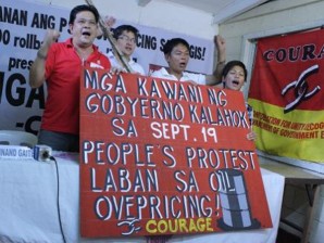 IN SUPPORT OF TRANSPORT STRIKE. Members of the government workers' group Courage is supporting Piston's transport strike Monday. The group will also stage protests in several parts of Metro Manila, simultaneous with the protest. KAREN BONCOCAN/INQUIRER.net