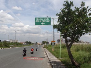 MOTORCYCLE LANE. Diosdado Macapagal Boulevard implements the motorcycle lane traffic scheme Monday, Oct. 17, 2011. INQUIRER FILE PHOTO
