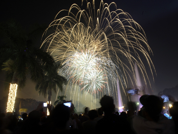 2M people attend Rizal Park Countdown to 2012 | Inquirer News