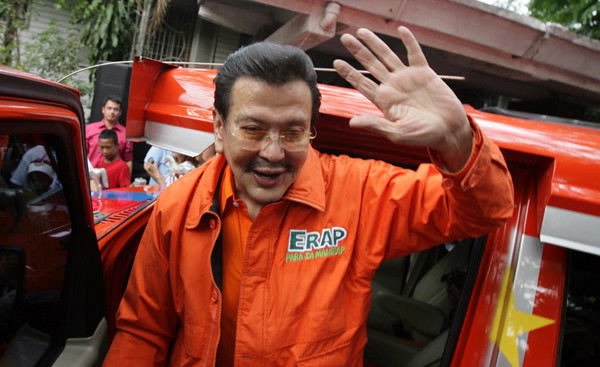 Former president Joseph 'Erap' Estrada waves to welcoming supporters as he moves to his new house in Sta. Mesa, Manila Wednesday  from his home on Polk Street, North Greenhills, San Juan. INQUIRER/NIÑO JESUS ORBETA