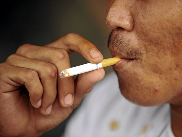 PHOTO: Closeup of man smoking a cigarette: FOR STORY: Gov’t urged to value Filipinos’ health over trade of tobacco products