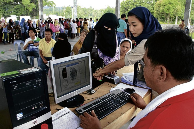 A REGISTRANT’S fingerprint appears on the screen of a computer being operated by a Commission on Elections worker in Masiu, Lanao del Sur. Comelec is using biometrics to reduce, if not eliminate, fraud in the registration of voters in the Autonomous Region in Muslim Mindanao. INQUIRER MINDANAO FILE PHOTO