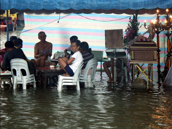 Tropical Depression “Ferdie” gathers strength as of Saturday morning and bring heavy rains in Metro Manila, as a funeral wake submerge in flood water along Pasong Tirad, Barangay Tejeros, Makati City.BOY ABING- INQUIRER CAMERA CLUB