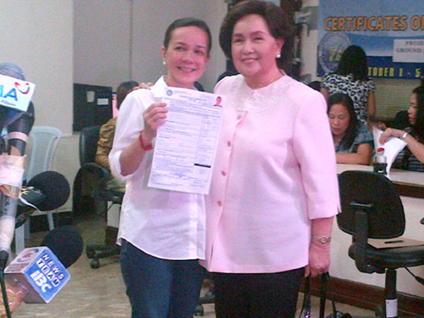 Grace Poe (shown with her mother, Susan Roces) shows her certificate of candidacy in 2012. According to the Binay camp, she is unqualified to run for Vice President, much less for President, because she does not meet the 10-year residency requirement for those running for President and Vice President. File photo