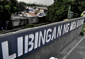 GRAVE THREATS. Clusters of shanties competing for space within the Libingan ng mga Bayani property could be clearly seen along its perimeter walls in Taguig City. INQUIRER FILE PHOTO/ARNOLD ALMACEN