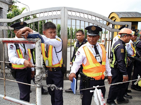 SECURITY guards block the Manila Harbour Centre gate. NIÑO JESUS ORBETA