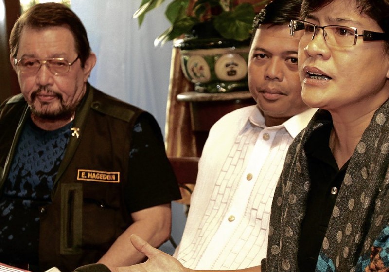 PATRICIA Ortega (first from right), wife of murdered environmentalist and broadcaster Gerry Ortega, announces in a press conference that the murder case against the Reyes brothers continues. With her are Puerto Princesa Mayor Edward Hagedorn and lawyer Alex Avisado. NINO JESUS ORBETA FILE PHOTO
