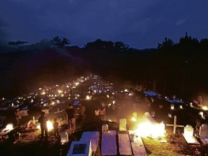 FIRE FOR THE DEAD. The people of Sagada, Mountain Province, gather in a cemetery for “Panag-apoy” (to make fire) at dusk on Thursday, All Saints’ Day. Combining Filipino practices with Anglican church rites, the ritual is intended to give warmth to the souls of the departed. RICHARD BALONGLONG/INQUIRER NORTHERN LUZON