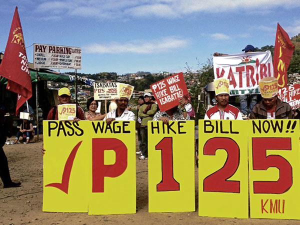 LABOR activists press for a legislated P125 wage increase in the strawberry fields of Benguet, where a House subcommittee held a hearing on salaries. VINCENT CABREZA/INQUIRER NORTHERN LUZON