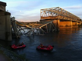 bridge skagit collapse ponte collapses collapsed interstate vernon stato crollo submerged dumping nello inquirer freeway errors ntsb lund rick columbian