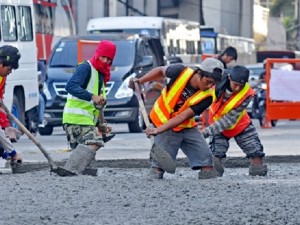 Workers from the Department of Public Works and Highways (DPWH). INQUIRER FILE PHOTO