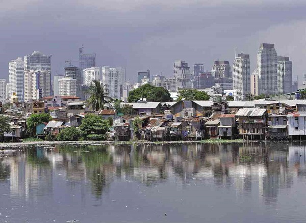 SKYLINE OVER POVERTY LINE  The towering buildings are at the heart of Makati City, while the shanties are along an estero in Pasay City.  INQUIRER FILE PHOTO