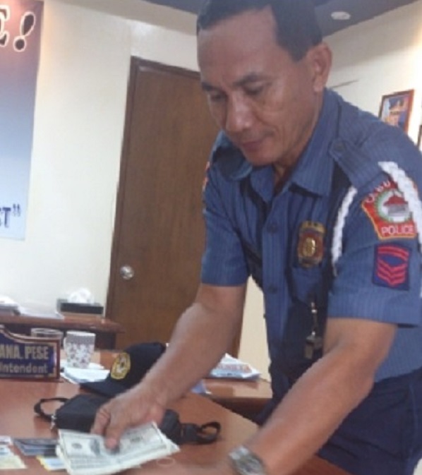 Cebu Cop Settles For A Smile In Returning Money He Found | Inquirer News