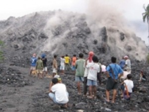 Residents living near Mayon Volcano take a closer look at the lava in Barangay Mabinit, Legazpi City. INQUIRER FILE PHOTO 