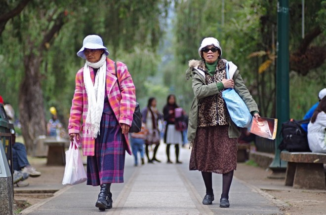 Elderly women mixed and matched their homegrown sweaters with thick snow jackets at Burnham Park in Baguio City. The cooling temperatures have allowed local folk to bring out their best winter fashion gear, usually courtesy of Baguio’s secondhand clothes stores where snow jackets from the US and Asia are stocked. PDI-NL PHOTOS / Richard Balonglong