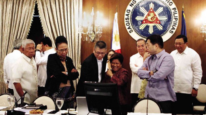 Cabinet members enjoy a light moment before the arrival of President Aquino for Tuesday’s Cabinet meeting in Malacañang. They are (from left) Voltaire Gazmin (defense), Patricia Licuanan (Commission on Higher Education), Paquito Ochoa (executive secretary), Dinky Soliman (social welfare), Rogelio Singson (public works and highways), Cesar Purisima (finance) and Rene Almendras (Cabinet secretary).  LYN RILLON
