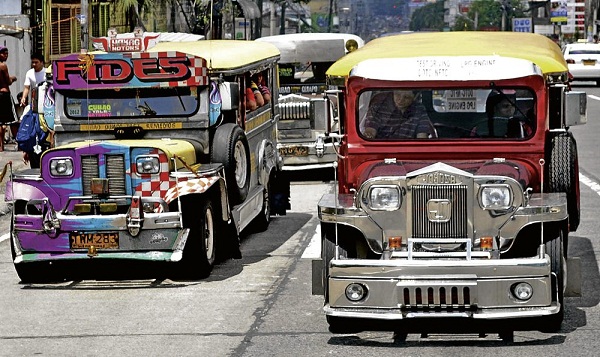 The Land Transportation Franchising and Regulatory Board gave millions of Metro Manila commuters an early Christmas gift Thursday by cutting the minimum fare for public utility jeepneys by one peso effective Friday. INQUIRER FILE PHOTO