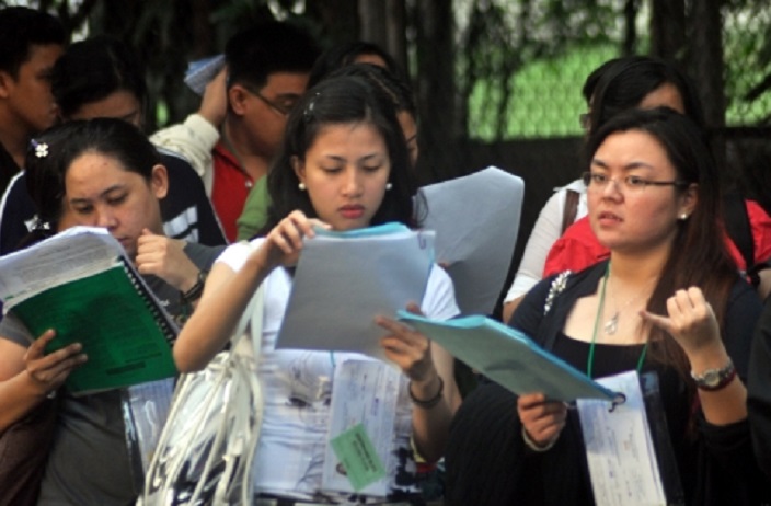 Law students enter De La Salle University for the Bar exam at Taft avenue in Manila in this 2010 file photo. INQUIRER FILE PHOTO