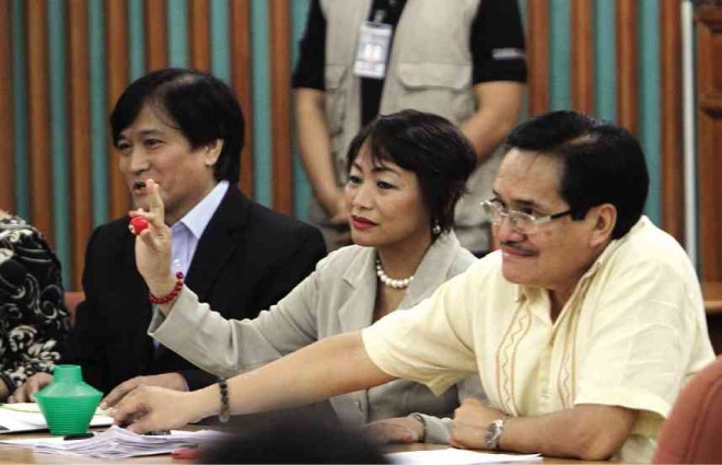 Sandiganbayan Presiding Justice Amparo M. Cabotaje-Tang (center). INQUIRER FILE PHOTO/RAFFY LERMA 