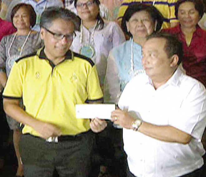 INTERIOR Secretary Mar Roxas hands over a check for P2.4 billion to Bohol Gov. Edgar Chatto. CONTRIBUTED PHOTO
