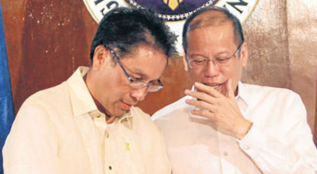 "'P're, are you ready?" President Benigno Aquino III seems to be whispering something to Interior Secretary Mar Roxas. INQUIRER FILE PHOTO