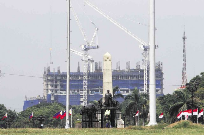 File photo of Torre de Manila which, as of Aug. 20, was 22.83 percent completed, according to an update on the project developer’s website.  EDWIN BACASMAS